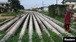 Des oléoducs sont installés dans le port de Harcourt, au Nigeria, le 4 décembre 2012.