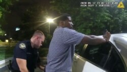 Imagem de 12 de junho 2020 mostra o polícia de Atlanta, Garrett Rolfe, a fazer um teste de alcoolismo a Rayshard Brooks