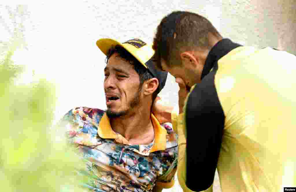 튀니지 난민들을 태운 보트가 튀니지 연안에서 침몰해 50여 명이 사망한 가운데, 유가족이 스파크스 병원에 안치된 시신을 확인한 후 눈물을 보이고 있다.