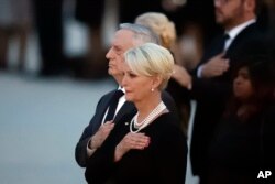 El secretario de Defensa de EE.UU., Jim Mattis, junto a Cindy McCain, viuda del senador John McCain, en la Base Aérea Andrews, en Maryland, el jueves, 30 de agosto de 2018.