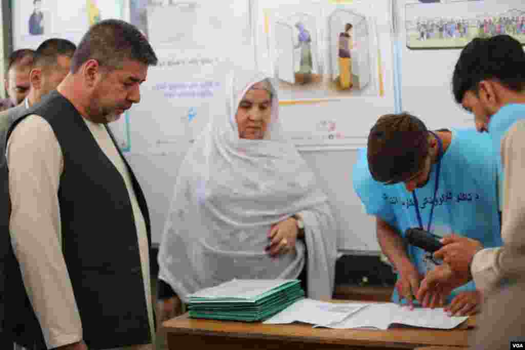 رحمت&zwnj;الله نبیل، از نامزدهای انتخابات ریاست جمهوری افغانستان پس از آنکه رای خود را به صندوق ریخت، از مردم افغانستان خواست در جلوگیری از تقلب همکاری کنند