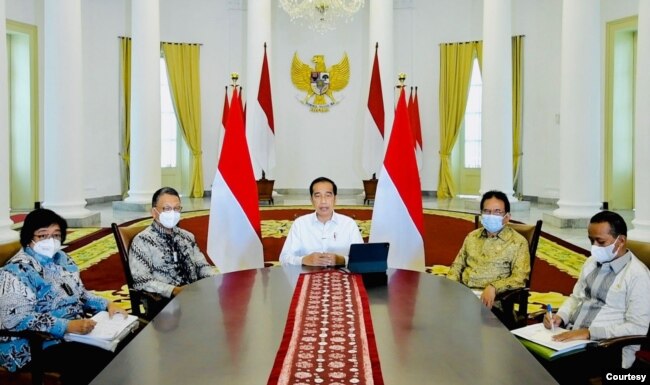 Presiden Jokowi, berserta menteri terkait menegaskan pencabutan izin usaha di berbagai sektor merupakan upaya untuk memperbaiki tata kelola sehingga SDA bisa dimaksimalkan untuk kesejahteraan rakyat. (Biro Setpres)