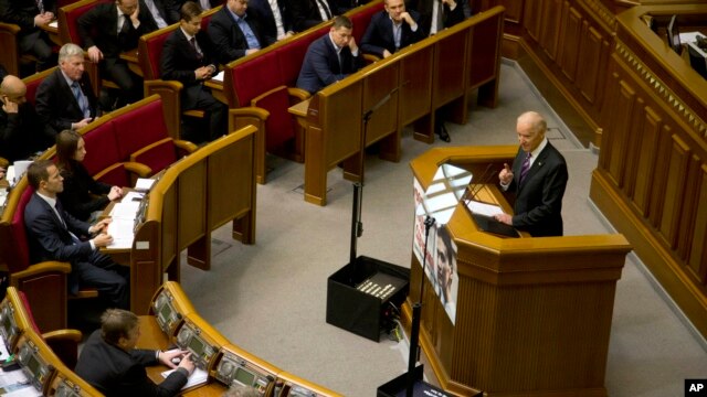 El vicepresidente Biden se dirige al parlamento ucraniano en Kiev.
