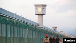 Забор, за которым, по словам китайских властей, находится центр профессионального обучения для уйгуров в Дабанченге, Синьцзян-Уйгурский автономный район, Китай, 4 сентября 2018 года