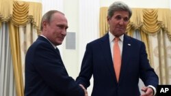 លោក​ប្រធានាធិបតី Vladimir Putin និង​លោក​រដ្ឋ​មន្រ្តី​ការបរទេស John Kerry ចាប់​ដៃ​គ្នា​ក្នុង​កិច្ចប្រជុំ​របស់​លោក​នៅ​ក្នុង​វិមាន​ក្រឹមឡាំង​ក្នុង​ក្រុង​មូស្គូ ប្រទេស​រុស្ស៊ី​ កាលពី​ថ្ងៃទី១៤ ខែកក្កដា​ ឆ្នាំ២០១៦។