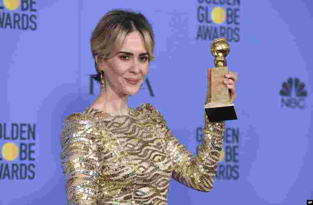 Aktris Sarah Paulson di ruang pers memegang penghargaan aktris miniseri terbaik atas perannya dalam &quot;The People v. O.J. Simpson: American Crime Story&quot;.&nbsp;