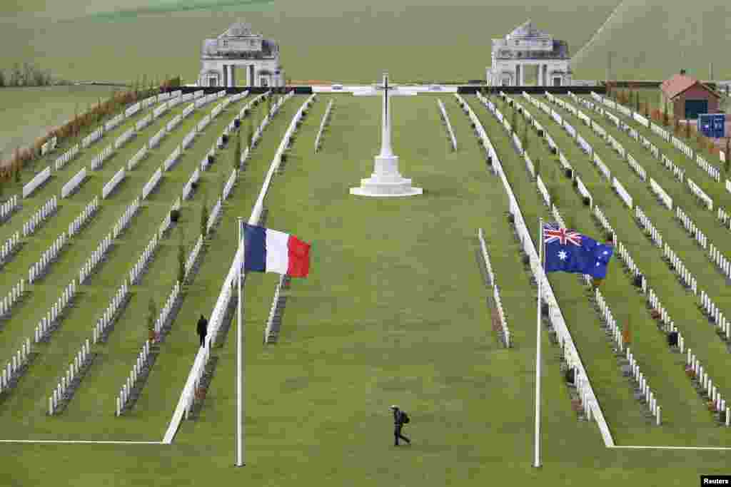 Seorang pengunjung berjalan melewati monumen peringatan Australia di kota Villers-Bretonneux, Perancis utara. 