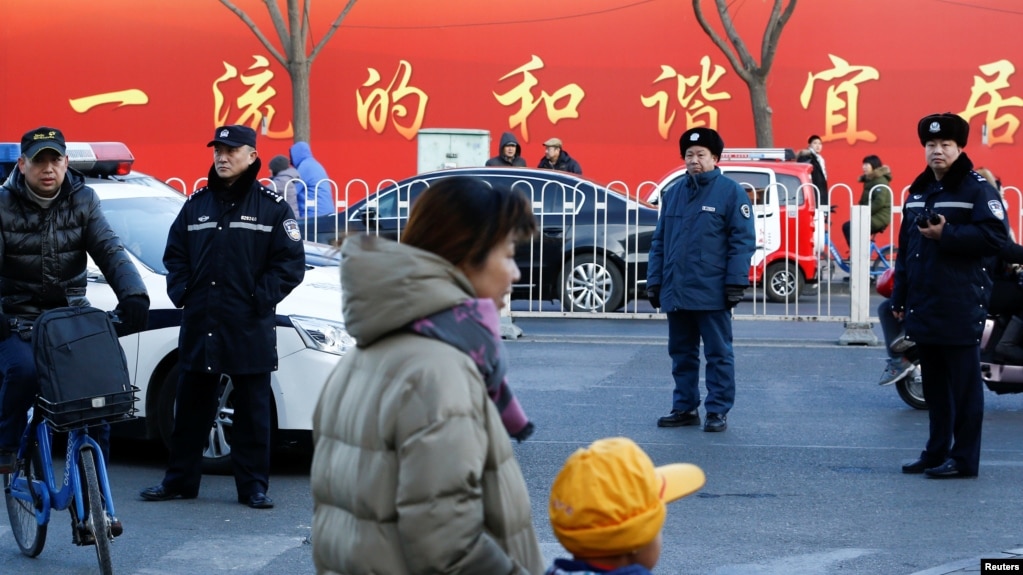 资料照：北京警察在一所小学校大门外执勤。（2019年1月8日）(photo:VOA)