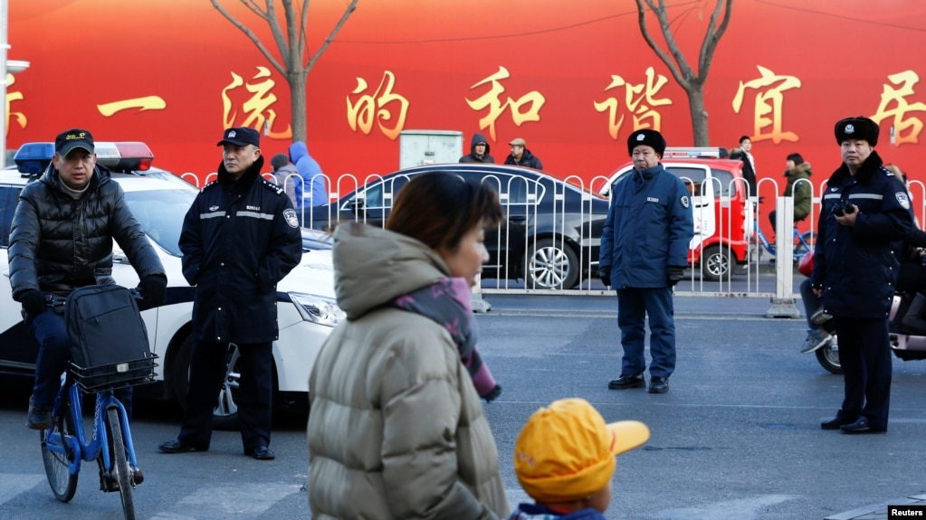 中国近来发生多起随机伤人案，引发民众恐慌。图为北京警察在一所小学校大门外执勤。（2019年1月8日）