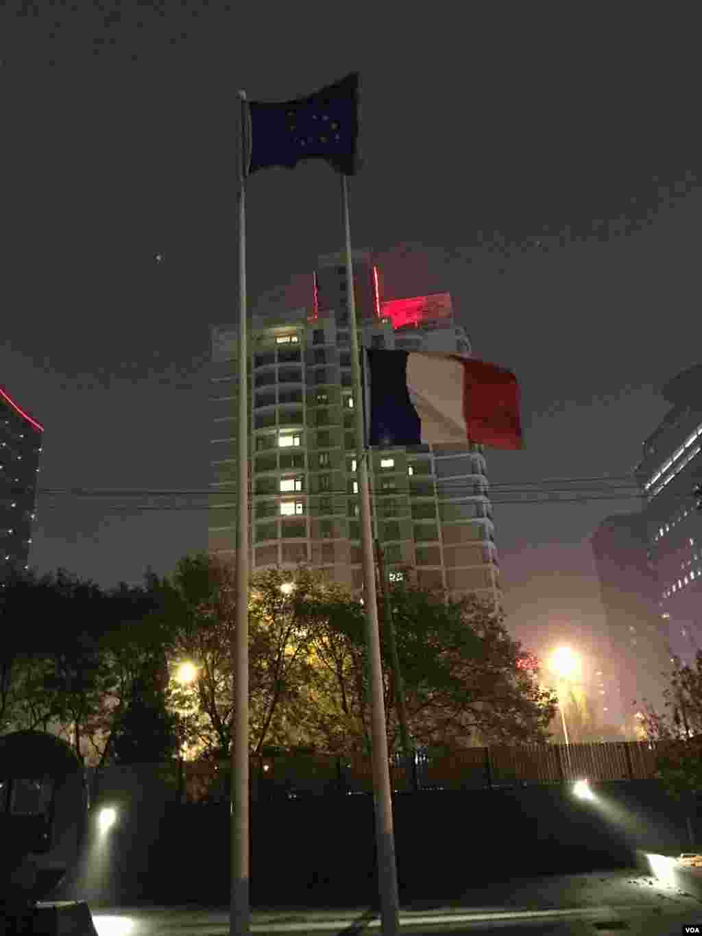 法国使馆下半旗（2015年11月15日，美国之音拍摄）