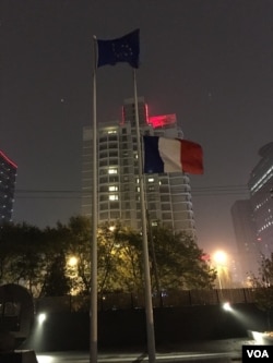 法国使馆下半旗（2015年11月15日，美国之音拍摄）