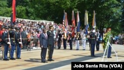 General João Lourenço e general Leslie Smith no túmulo do soldado desconhecido