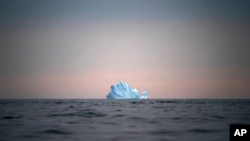 Ledeni breg u blizini obale Grenlanda, 15. avgust 2019 (Foto: AP/Felipe Dana)