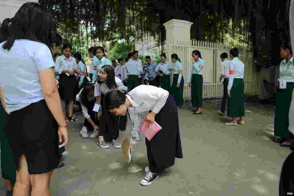 បេក្ខជនប្រឡងសញ្ញាបត្រមធ្យមសិក្សាទុតិយភូមិកំពុងត្រូវបានត្រួតពិនិត្យពីអ្នកអង្កេតការណ៍អប្បមាទ នៅមុខច្រកទ្វារខាងត្បូងនៃមណ្ឌលប្រឡងវិទ្យាល័យព្រះយុគន្ធរ នៅរាជធានីភ្នំពេញ នៅថ្ងៃទី២០ ខែសីហា ឆ្នាំ២០១៩។ (ប៊ុន សុខា/VOA)