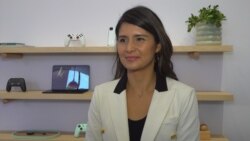 Lilian Rincón, del equipo de Google Assistant, durante una entrevista con la VOA.