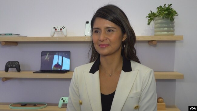 Lilian Rincón, del equipo de Google Assistant, durante una entrevista con la VOA.