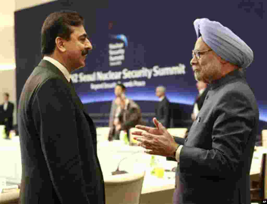Pakistani Prime Minister Yousuf Raza Gilani, left, talks with Indian Prime Minister Manmohan Singh as they attend a working lunch at the Nuclear Summit at the Coex Center, in Seoul, South Korea, Tuesday, March 27, 2012. (AP Photo/Pablo Martinez Monsivais)