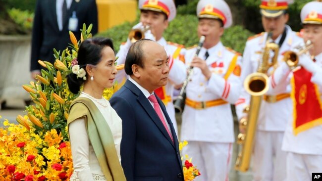 Lãnh đạo Myanmar Aung San Suu Kyi, trái, và Thủ Tướng VN Nguyễn Xuân Phúc, phải, tại lễ chào mừng bà Suu Kyi tại Phủ Chủ tịch tại Hà Nội. Ảnh chụp ngày 19/4/2018. (AP Photo/Minh Hoang)