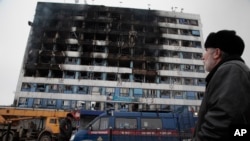 Gedung Wisma Pers yang terbakar di pusat kota Grozny, Chechnya (4/12). (AP/Musa Sadulayev)
