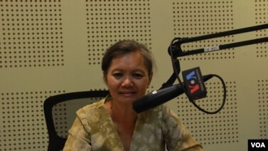 FILE: Mu Sochua, CNRP lawmaker, discusses challenges in voter registration for migrated workers, during monthly Hello VOA call-in show, in Phnom Penh, on Thursday, September 22, 2016. (Lim Sothy/ VOA Khmer)