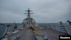 资料照片：美国海军阿利·伯克级导弹驱逐舰约翰·菲恩号(USS John Finn）2021年3月10日穿越台湾海峡。