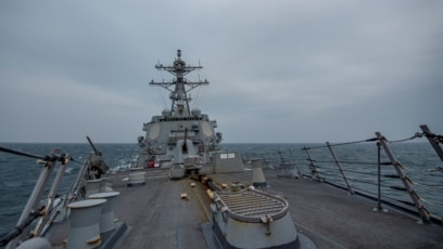 USS John Finn, tàu khu trục lớp Arleigh Burke-có tên lửa dẫn đường của hải quân Mỹ đi ngang qua eo biển Đài Loan hôm 10/3/2021. Ảnh do Hải quân Hoa Kỳ cung cấp. (Jason Waite/U.S. Navy/Handout via REUTERS)