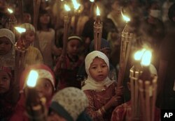 Défilé d'enfants en Indonésie pour marquer la fin du Ramadan