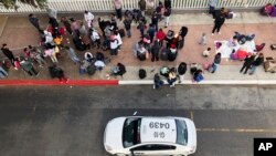 La Oficina de Aduanas y Protección Fronteriza dijo que el programa de envío de solicitantes de asilo a Texas, y luego a México, ya está “operando totalmente” en toda la frontera. 