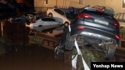5일 태풍 '차바'가 몰고 온 폭우로 강물이 불어나 울산시 한 아파트 단지에서 차량 수백대가 침수됐다.