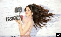 Camila Cabello con su premio al Best Pop en los MTV Europe 2017 Awards. Londres, 12-11-17.