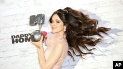 Camila Cabello đang chiếm lĩnh vị trí á quân với 1 bản hit Latin pop quyến rũ.