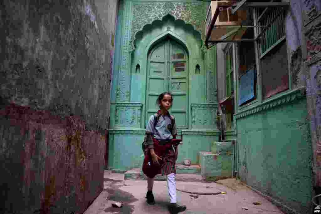 인도 뉴델리의 오래된 주택가 골목길 사이로 학생이 걷고 있다.&nbsp;