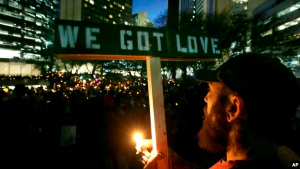 Vigilia a la luz de las velas en la Plaza de Acción de Gracias en el centro de Dallas, Texas, para protestar contra la orden ejecutiva del presidente Donald Trump.