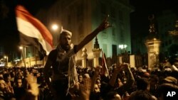 埃及抗议者12月7号在开罗总统府外高呼反对穆尔西总统和穆斯林兄弟会的口号 
