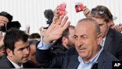 土耳其外交部长恰武什奥卢警告说，“宗教战争”正来到欧洲。 