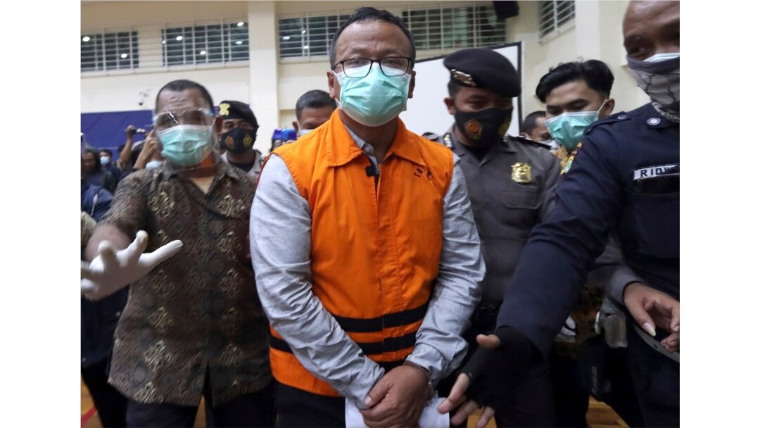 Menteri Kelautan dan Perikanan Edhy Prabowo (tengah) dikawal aparat keamanan, seusai jumpa pers di kantor Komisi Pemberantasan Korupsi (KPK) di Jakarta, Kamis, 26 November 2020.