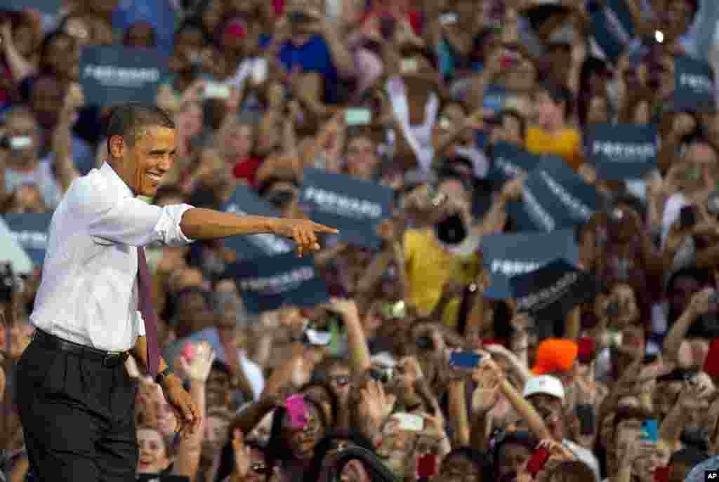 President Barack Obama greets the crowd after arriving for a campaign stop at Loudoun County High School in Leesburg, Virginia, Aug. 2, 2012. 