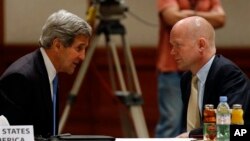 美國國務卿克里(左)與英國外交大臣黑格(右)於2013年5月22日在約旦會面時交談。