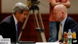 지난달 22일 사태와 관련하여 요르단 암만에서 시리아 회동한 존 케리 미국 국무장관(왼쪽) 윌리엄 헤이그 영국 외무장관.