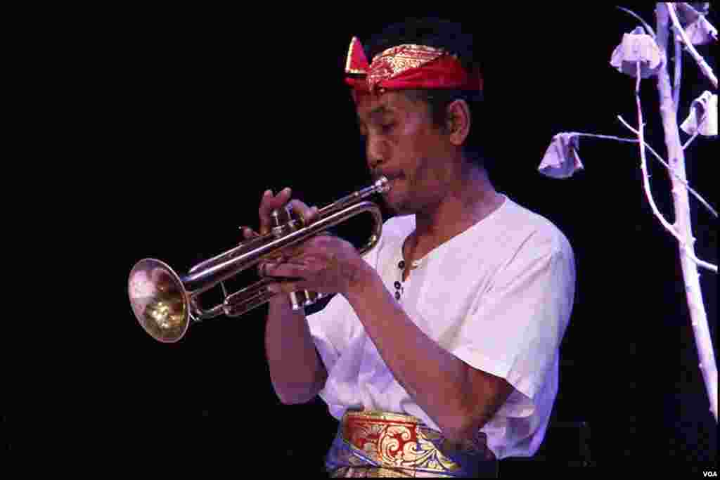 انڈونیشیا کے موسیقار روایتی انداز میں موسیقی کا مظاہرہ کرتے ہوئے