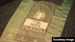 Kantong belanja produksi SainBag "ImnotPlasticBag" (foto: courtesy).