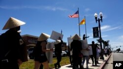 Các chủ tiệm nail biểu tình ở Quận Cam hồi tháng Sáu đòi Thống đốc Gavin Newsom cho mở cửa trở lại
