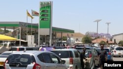 Des automobilistes attendent devant une station-service à Harare, le 8 octobre 2018 