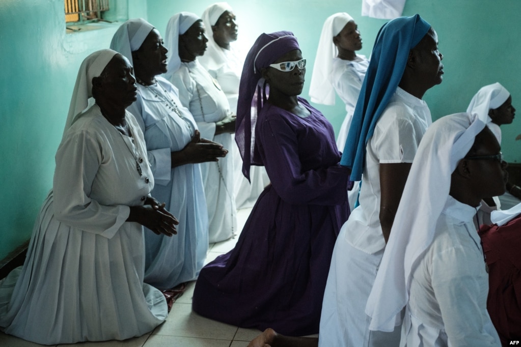 Religiosas de la Iglesia de la Misión de María, oran un domingo en&nbsp;n Kisumu, Kenya, Oct. 29, 2017.