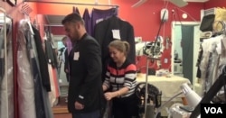 파르빈 자말레자(오른쪽)가 영업장에 찾아온 손님과 함께 옷 매무새를 점검하고 있다.