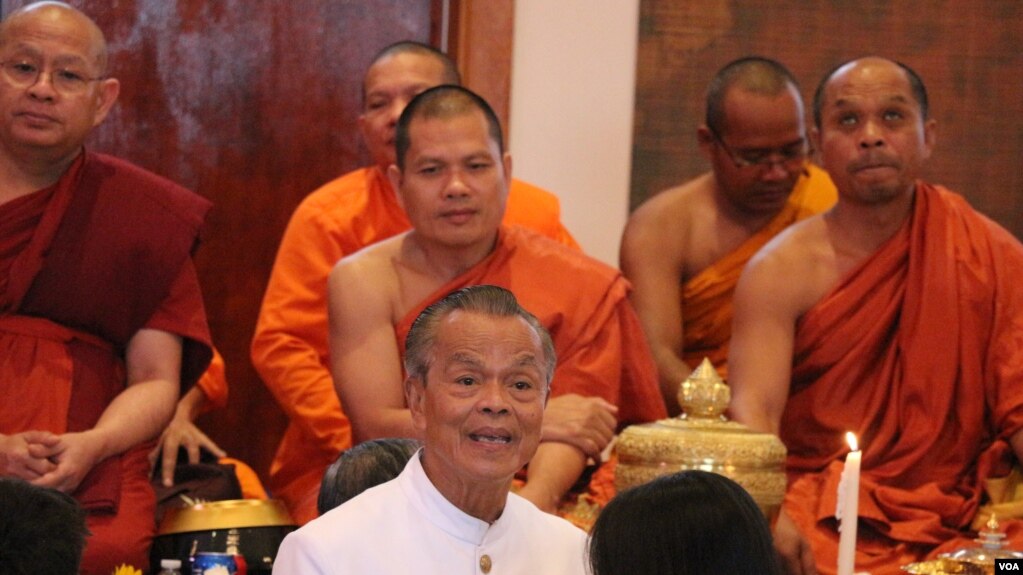 លោកបណ្ឌិត ទន់ សុវណ្ណ អតីតប្រធានពុទ្ធិកសមាគមខ្មែរនៃវត្តពុទ្ធិការាម គឺជាមេដឹកនាំសហគមន៍ម្នាក់ដ៏គួរឲ្យគោរព ដោយលោកបានចំណាយពេលជាង៣៧ឆ្នាំបម្រើការងារដោយស្ម័គ្រចិត្តដើម្បីកសាងសមាគមវត្ត និងសហគមន៍ខ្មែរនៅក្នុងតំបន់រដ្ឋធានីវ៉ាស៊ីនតោន ថ្ងៃទី២៣ ខែកញ្ញា ឆ្នាំ២០១៨។ (ទែន សុខស្រីនិត/VOA)