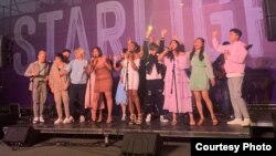 Armaya Doremi saat tampil menyanyi bersama teman-teman di AS (dok: Armaya Doremi)