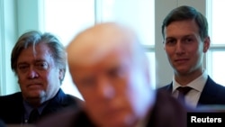 Em destaque na foto, os então conselheiros de Donald Trump, Stephen Bannon, à esquerda e despedido a 18 de Agosto de 2017, à direita, Jared Kushner, genro de Trump. 
