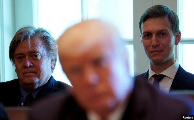 Steve Bannon, izquierda, y Jared Kushner, derecha, escuchan al presidente Donald Trump durante una reunión de gabinete en la Casa Blanca. Junio 12, 2017.