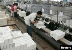 资料照：中国南京一家印刷厂的工人正在为北京奥运会的举办印刷圣经。（2008年7月8日）
